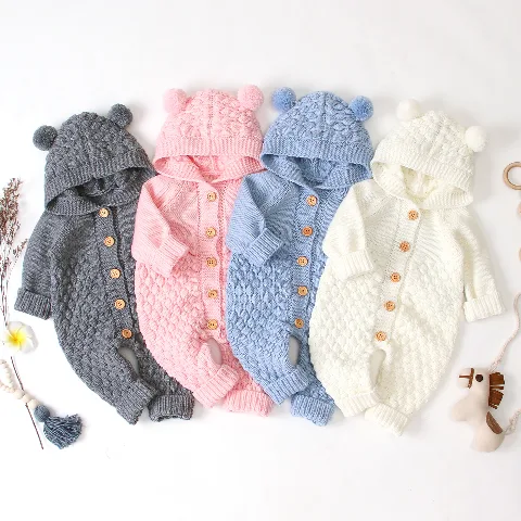 Combinaison bébé en tricot à capuche